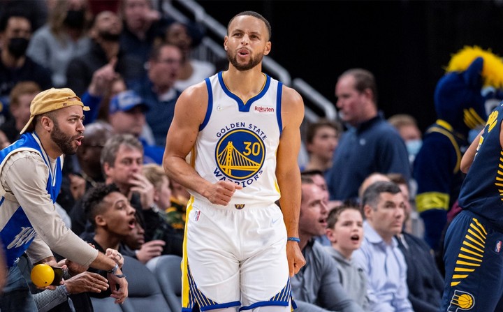 Prerušil sa zápas a nasledoval dlhý jasot. Takto Curry prekonal rekord NBA